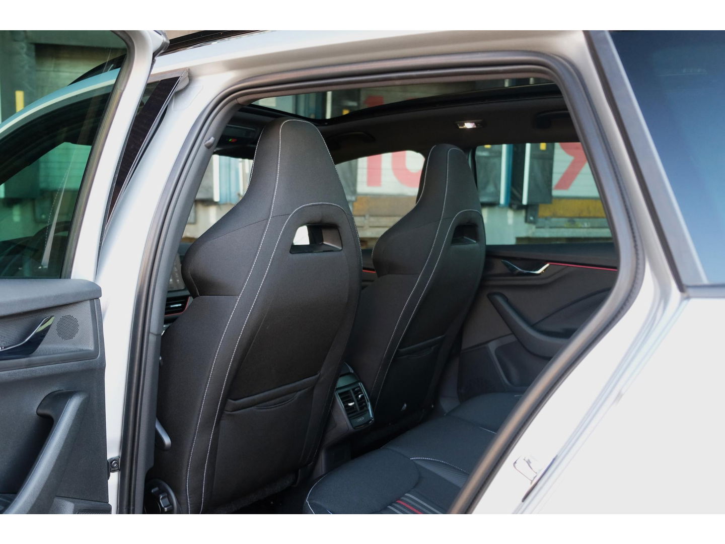 Škoda Kamiq 1.0 TSI DSG Monte Carlo | PANO | STOEL, STUUR & VOORRUIT VERW. | ADAPTIVE CRUISE | DIGI DASH | SPORT