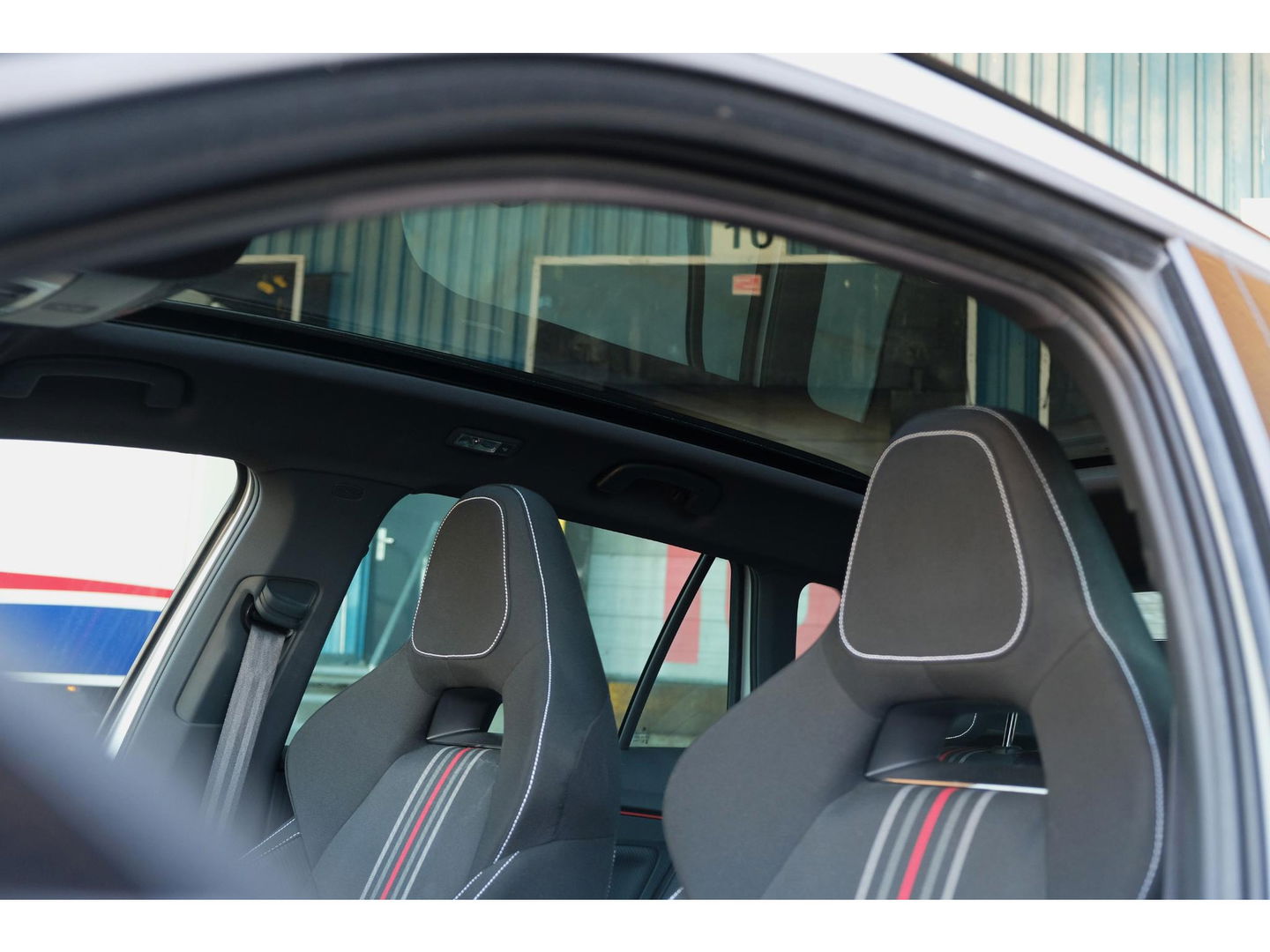 Škoda Kamiq 1.0 TSI DSG Monte Carlo | PANO | STOEL, STUUR & VOORRUIT VERW. | ADAPTIVE CRUISE | DIGI DASH | SPORT