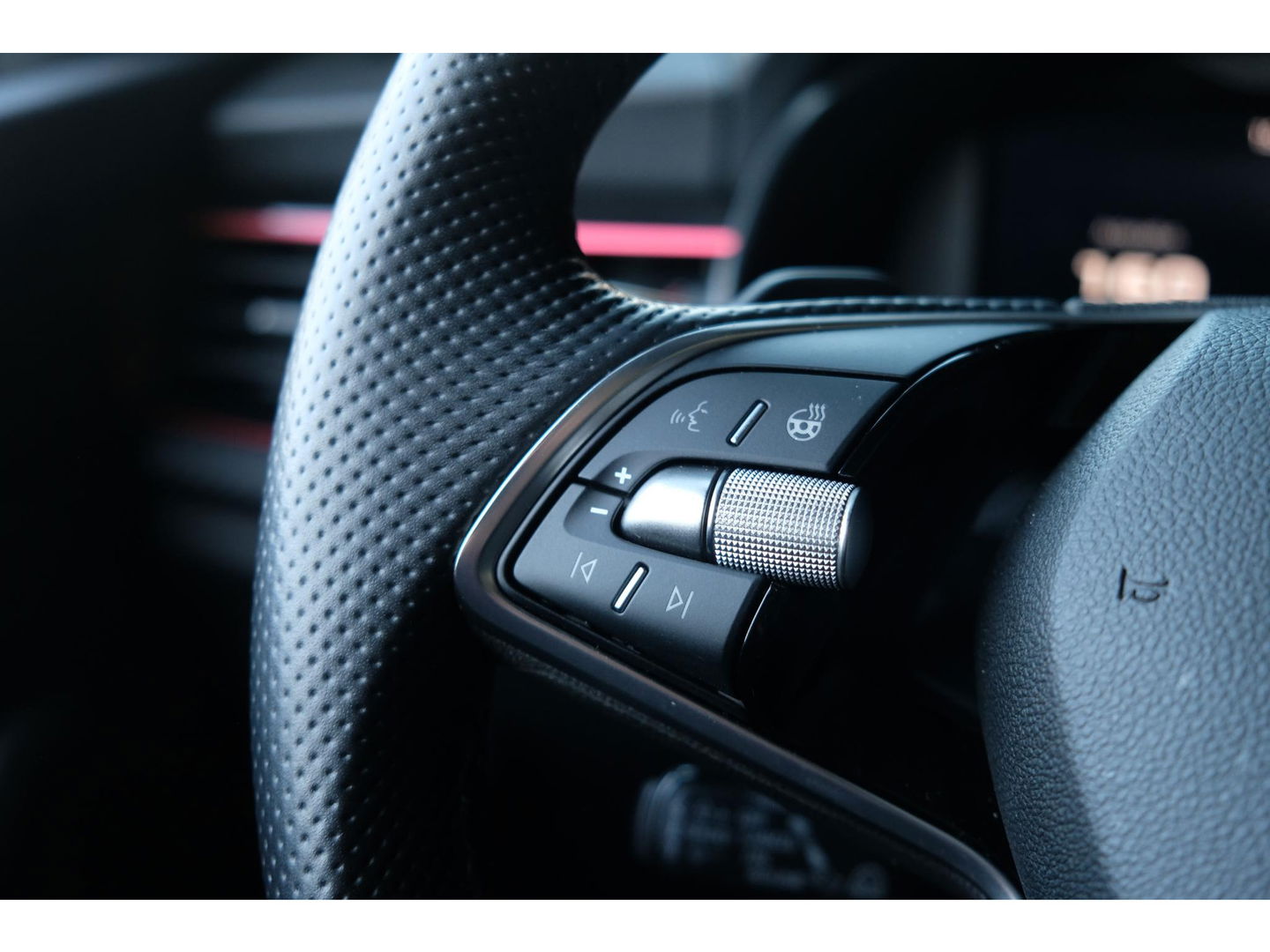 Škoda Kamiq 1.0 TSI DSG Monte Carlo | PANO | STOEL, STUUR & VOORRUIT VERW. | ADAPTIVE CRUISE | DIGI DASH | SPORT