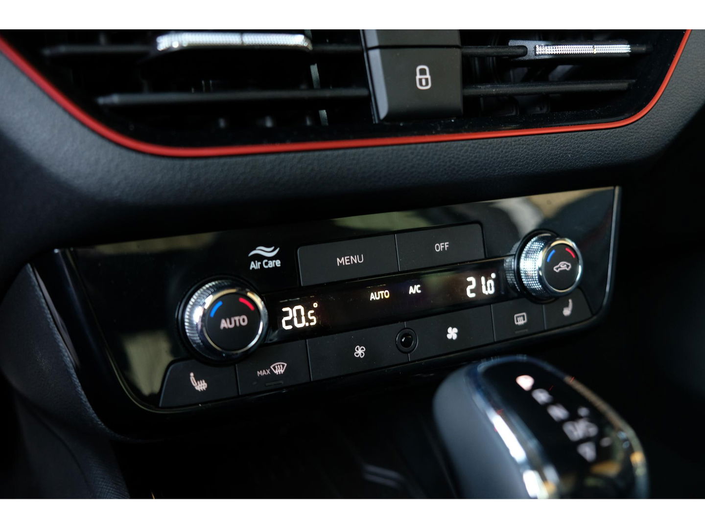 Škoda Kamiq 1.0 TSI DSG Monte Carlo | PANO | STOEL, STUUR & VOORRUIT VERW. | ADAPTIVE CRUISE | DIGI DASH | SPORT