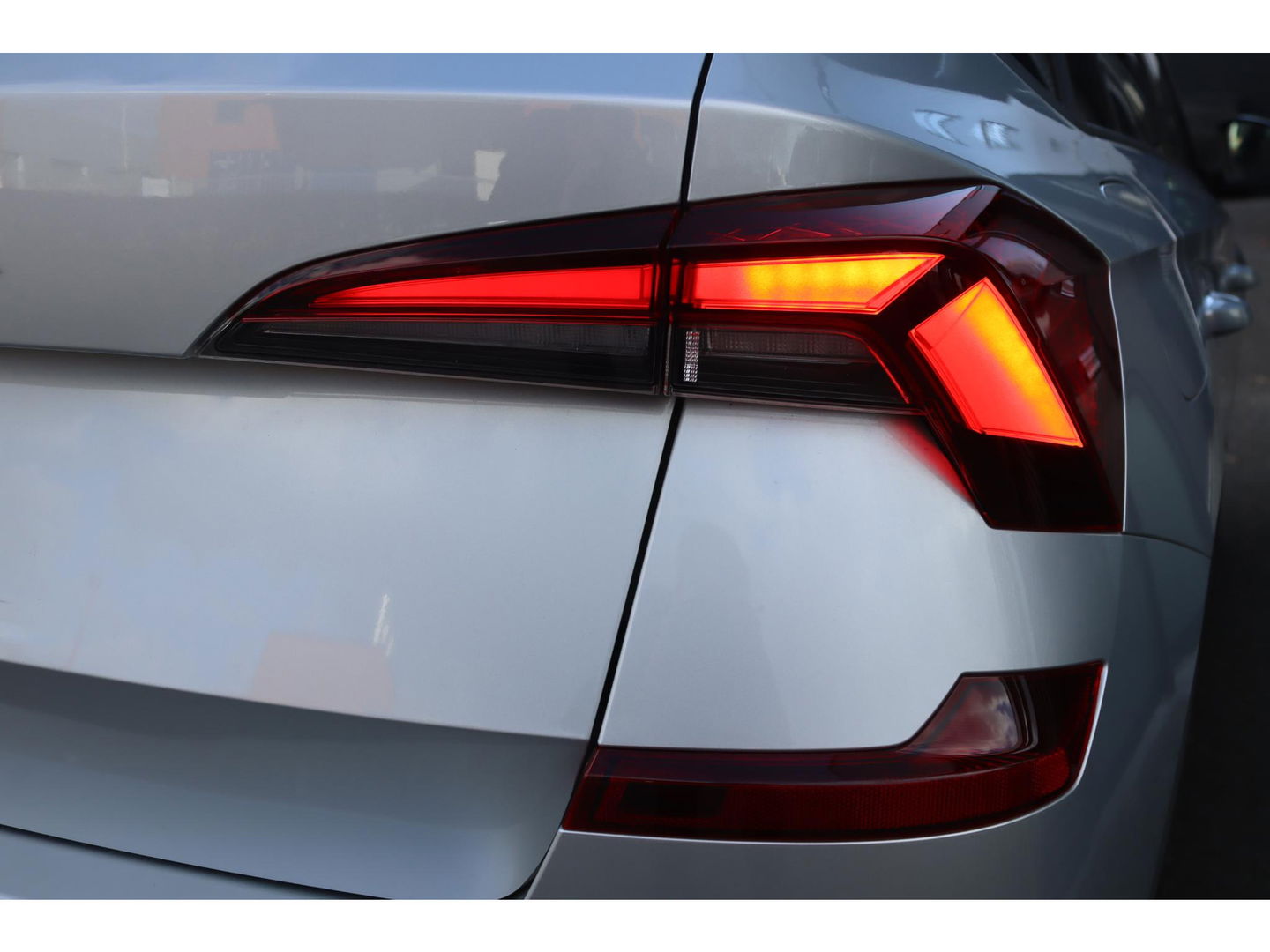 Škoda Kamiq 1.0 TSI DSG Monte Carlo | PANO | STOEL, STUUR & VOORRUIT VERW. | ADAPTIVE CRUISE | DIGI DASH | SPORT