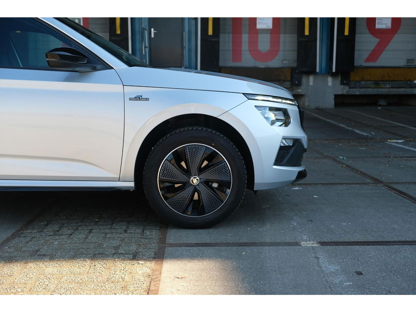 Škoda Kamiq 1.0 TSI DSG Monte Carlo | PANO | STOEL, STUUR & VOORRUIT VERW. | ADAPTIVE CRUISE | DIGI DASH | SPORT