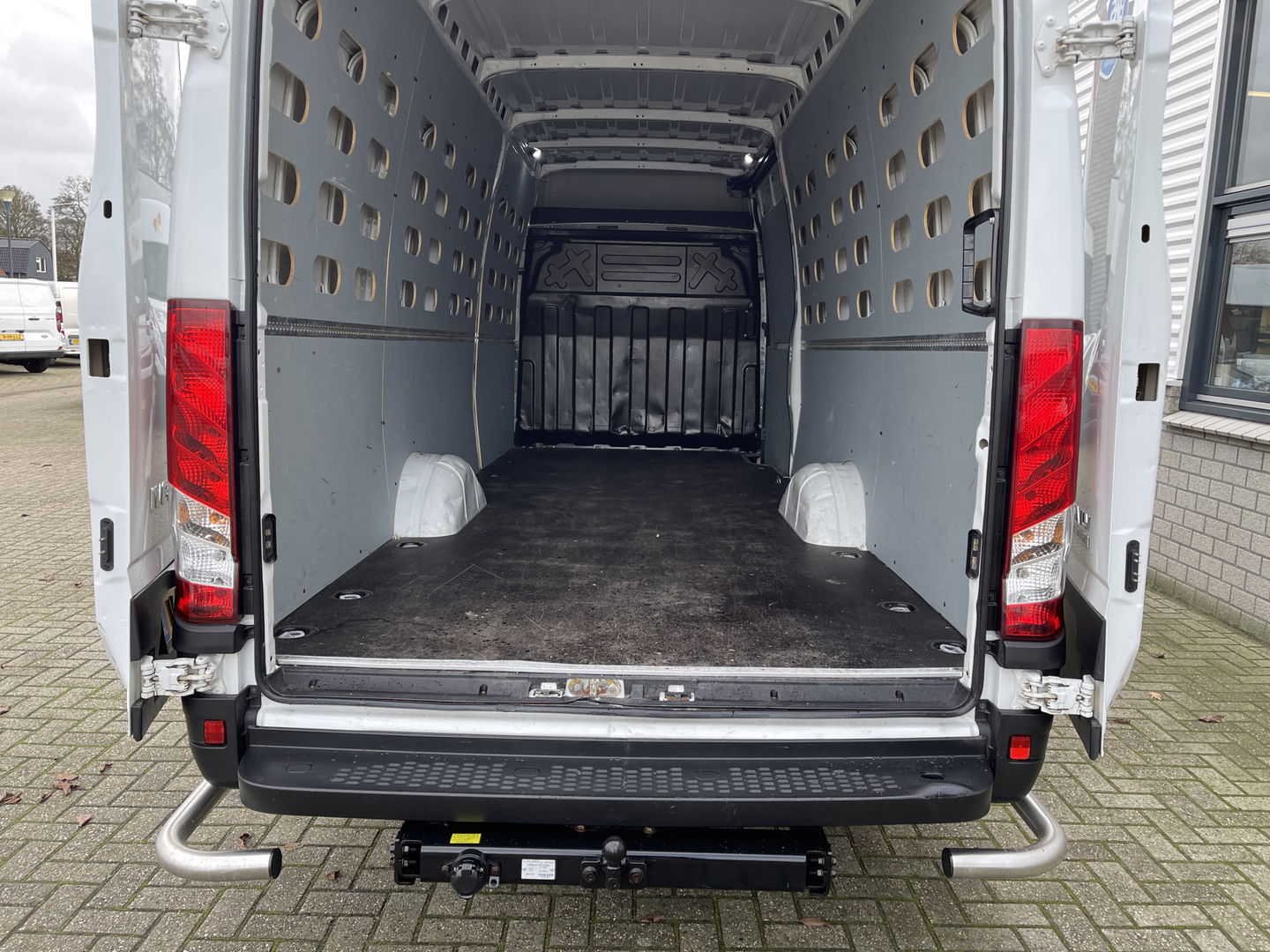 Iveco Daily 35S14V 2.3 410 L4H2 Himatic automaat / vaste prijs rijklaar € 23.950 ex btw / lease vanaf € 391 / euro 6 / laadruimte 470 cm lang / trekhaak 3500 kg !
