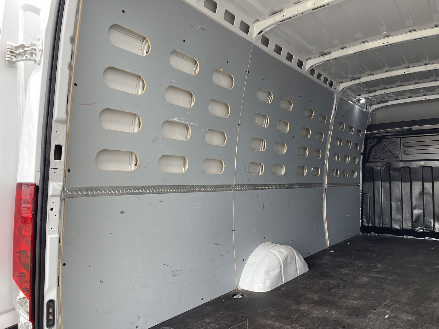 Iveco Daily 35S14V 2.3 410 L4H2 Himatic automaat / vaste prijs rijklaar € 23.950 ex btw / lease vanaf € 391 / euro 6 / laadruimte 470 cm lang / trekhaak 3500 kg !