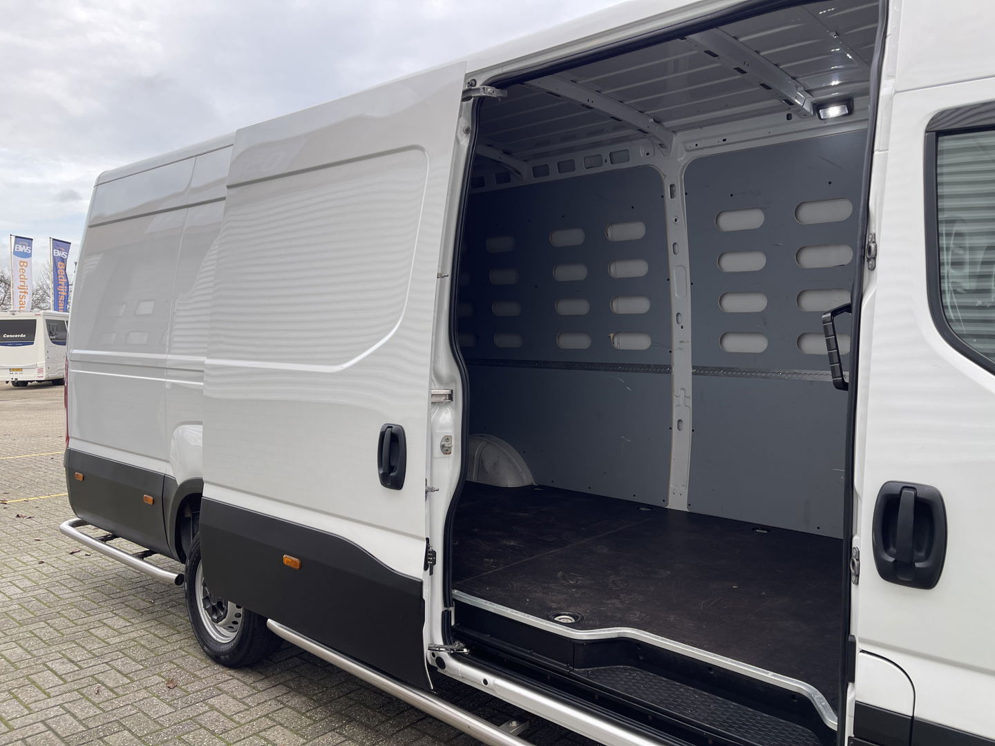 Iveco Daily 35S14V 2.3 410 L4H2 Himatic automaat / vaste prijs rijklaar € 23.950 ex btw / lease vanaf € 391 / euro 6 / laadruimte 470 cm lang / trekhaak 3500 kg !