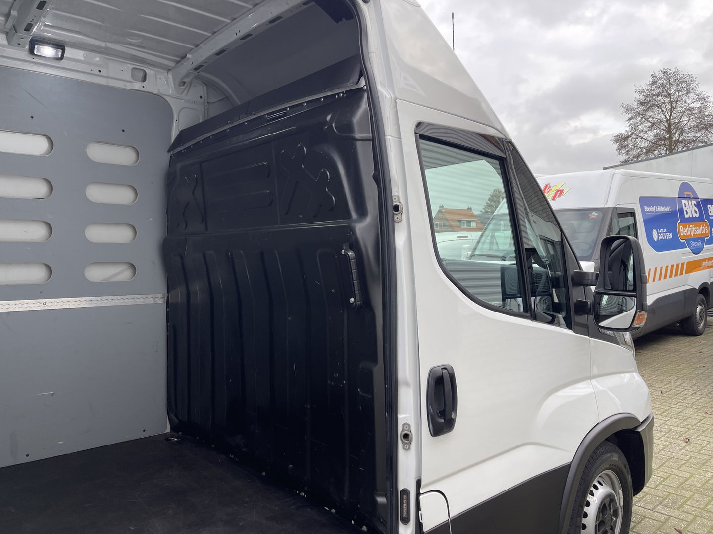 Iveco Daily 35S14V 2.3 410 L4H2 Himatic automaat / vaste prijs rijklaar € 23.950 ex btw / lease vanaf € 391 / euro 6 / laadruimte 470 cm lang / trekhaak 3500 kg !