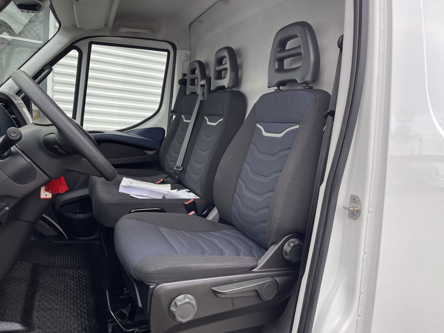 Iveco Daily 35S14V 2.3 410 L4H2 Himatic automaat / vaste prijs rijklaar € 23.950 ex btw / lease vanaf € 391 / euro 6 / laadruimte 470 cm lang / trekhaak 3500 kg !