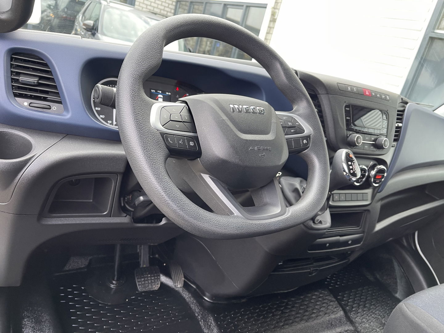 Iveco Daily 35S14V 2.3 410 L4H2 Himatic automaat / vaste prijs rijklaar € 23.950 ex btw / lease vanaf € 391 / euro 6 / laadruimte 470 cm lang / trekhaak 3500 kg !