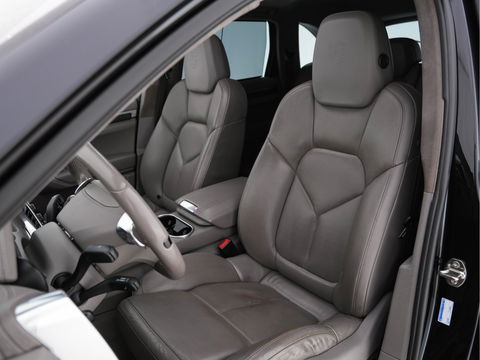 Porsche Cayenne 4.8 Turbo AWD Aut. *PANO | LUXURY-LEATHER | BURMESTER-SURROUND | BI-XENON | MEMORY-PACK | NAVI-FULLMAP | ADAPTIVE-CRUISE | AIR-SUSPENSION | CAMERA | SPORT-SEATS |  20''ALU*