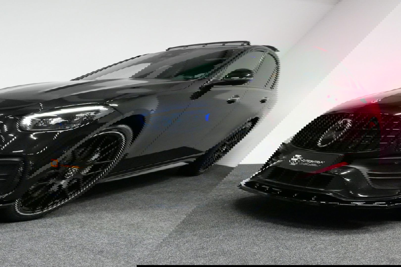 Mercedes-Benz C-Klasse 300 e AMG Line / C63 AMG Diffuser / Panamericana Grille / Panoramadak / Elektr. verstelbare voorstoelen + memory / Digital Laser Light / Ambienteverlichting Plus / Keyless / Apple Carplay - Android Auto / Stoelverwarming / HUD / Achteruitrijcamera / 4-zon