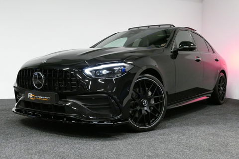 Mercedes-Benz C-Klasse 300 e AMG Line / C63 AMG Diffuser / Panamericana Grille / Panoramadak / Elektr. verstelbare voorstoelen + memory / Digital Laser Light / Ambienteverlichting Plus / Keyless / Apple Carplay - Android Auto / Stoelverwarming / HUD / Achteruitrijcamera / 4-zon