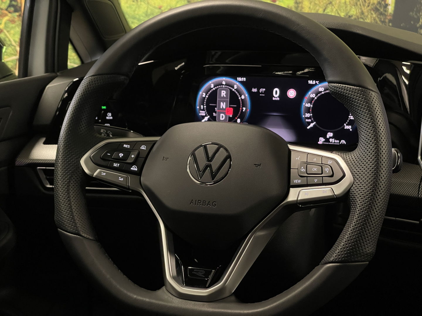 Volkswagen Golf 1.5 eTSI R-Line Edition | Apple Carplay | Stuurverwarming | Head-up-Display | Zwenkhaak | Achteruitrijcamera | Navigatie |