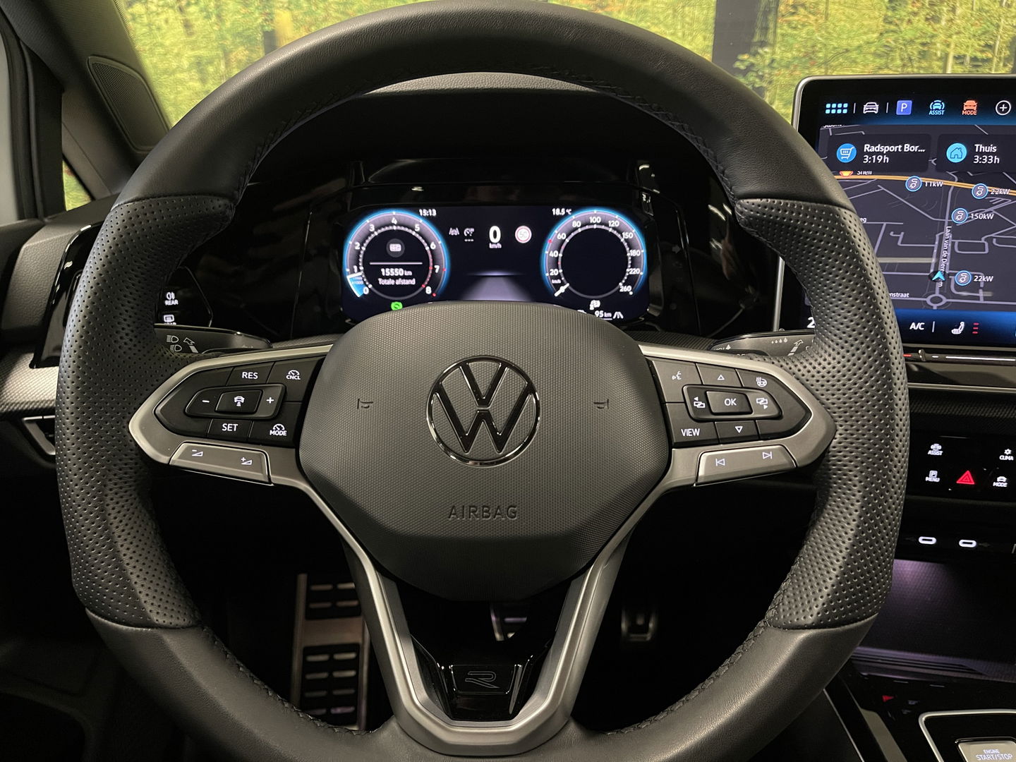 Volkswagen Golf 1.5 eTSI R-Line Edition | Apple Carplay | Stuurverwarming | Head-up-Display | Zwenkhaak | Achteruitrijcamera | Navigatie |