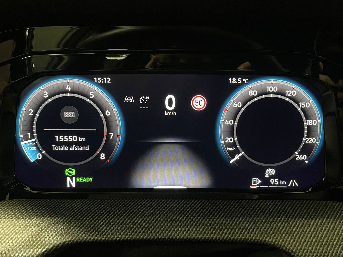 Volkswagen Golf 1.5 eTSI R-Line Edition | Apple Carplay | Stuurverwarming | Head-up-Display | Zwenkhaak | Achteruitrijcamera | Navigatie |