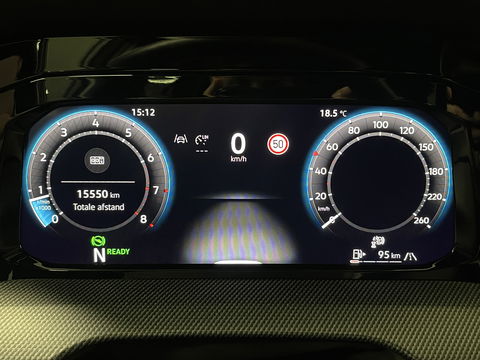 Volkswagen Golf 1.5 eTSI R-Line Edition | Apple Carplay | Stuurverwarming | Head-up-Display | Zwenkhaak | Achteruitrijcamera | Navigatie |