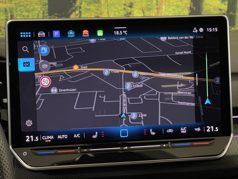 Volkswagen Golf 1.5 eTSI R-Line Edition | Apple Carplay | Stuurverwarming | Head-up-Display | Zwenkhaak | Achteruitrijcamera | Navigatie |