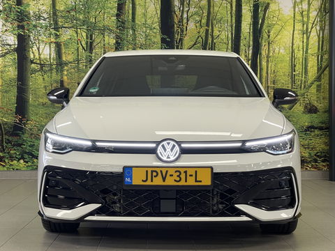Volkswagen Golf 1.5 eTSI R-Line Edition | Apple Carplay | Stuurverwarming | Head-up-Display | Zwenkhaak | Achteruitrijcamera | Navigatie |