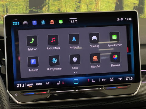 Volkswagen Golf 1.5 eTSI R-Line Edition | Apple Carplay | Stuurverwarming | Head-up-Display | Zwenkhaak | Achteruitrijcamera | Navigatie |
