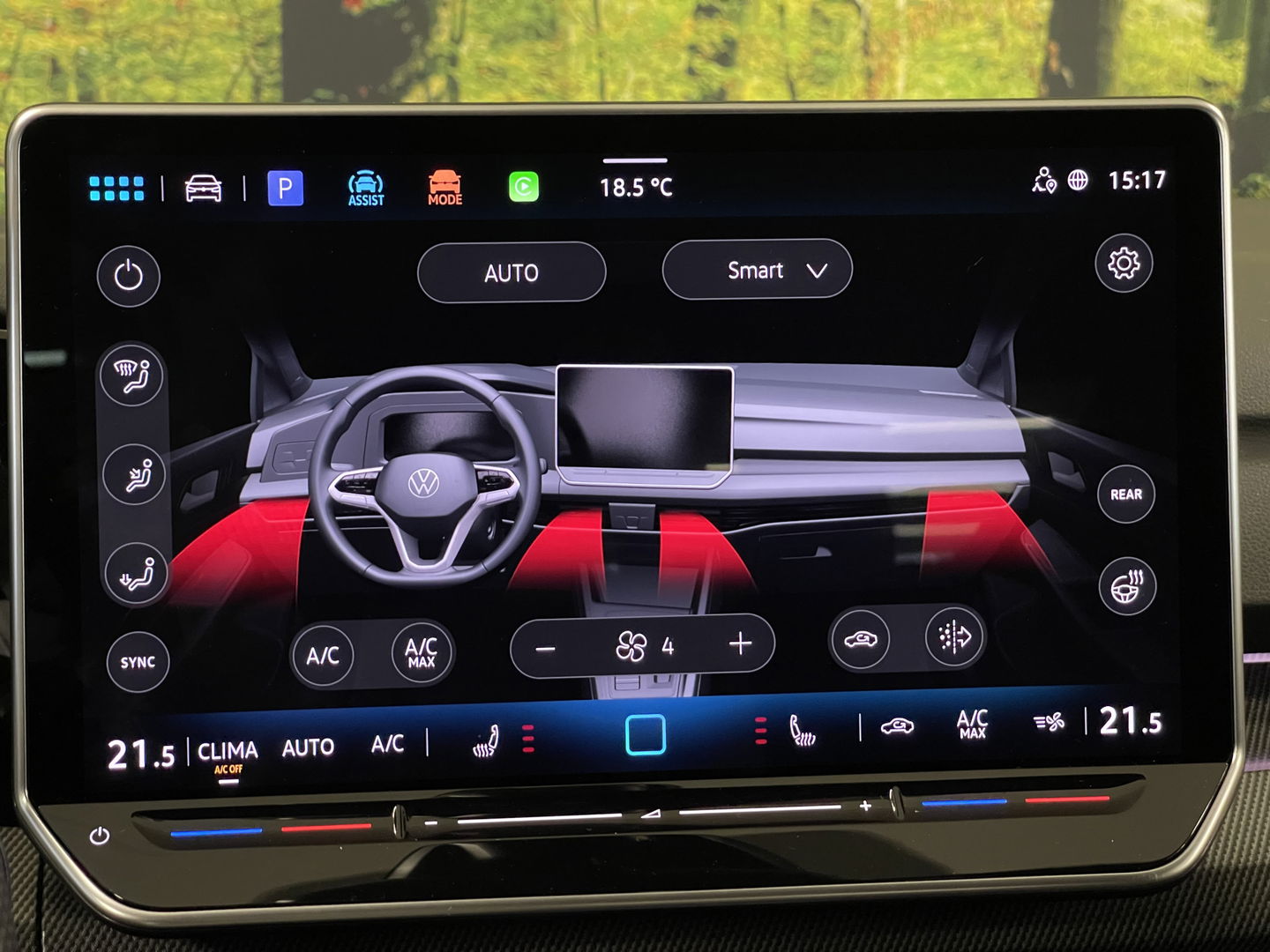 Volkswagen Golf 1.5 eTSI R-Line Edition | Apple Carplay | Stuurverwarming | Head-up-Display | Zwenkhaak | Achteruitrijcamera | Navigatie |