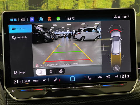 Volkswagen Golf 1.5 eTSI R-Line Edition | Apple Carplay | Stuurverwarming | Head-up-Display | Zwenkhaak | Achteruitrijcamera | Navigatie |