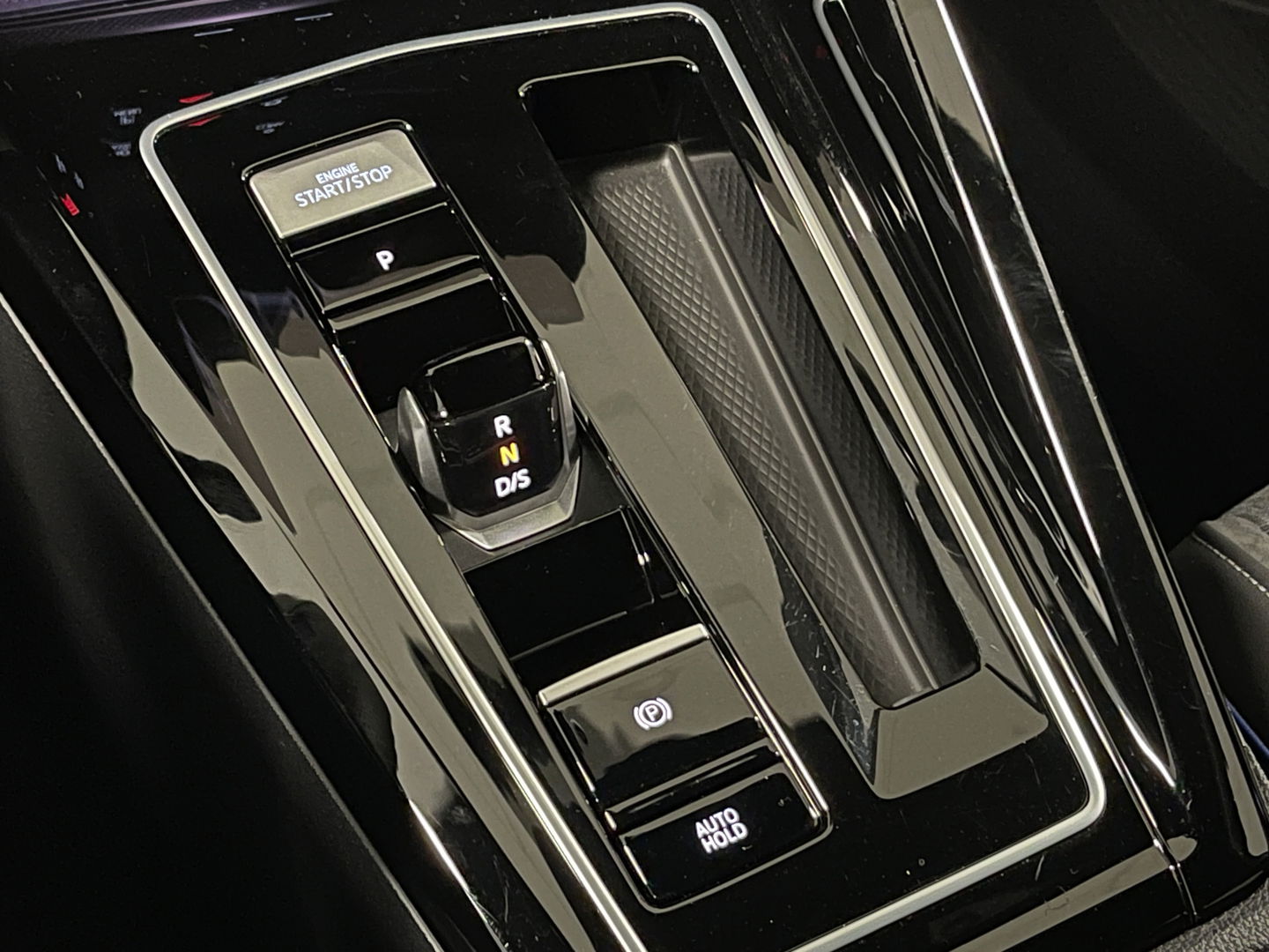 Volkswagen Golf 1.5 eTSI R-Line Edition | Apple Carplay | Stuurverwarming | Head-up-Display | Zwenkhaak | Achteruitrijcamera | Navigatie |