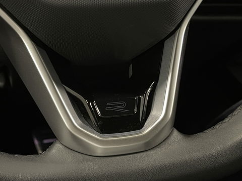 Volkswagen Golf 1.5 eTSI R-Line Edition | Apple Carplay | Stuurverwarming | Head-up-Display | Zwenkhaak | Achteruitrijcamera | Navigatie |