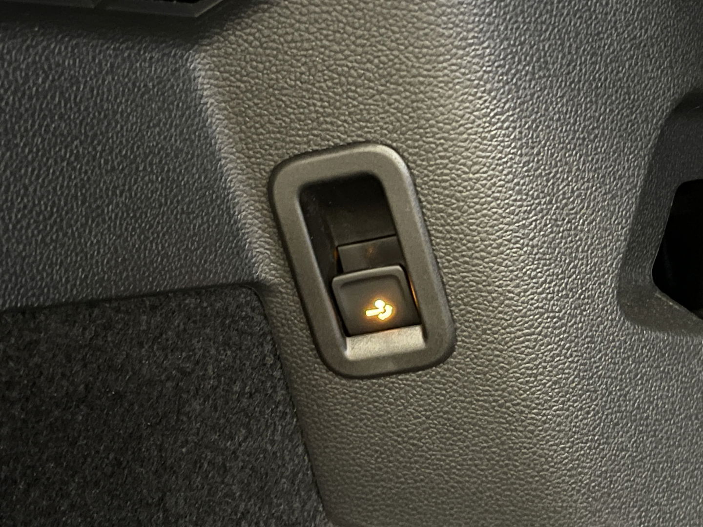 Volkswagen Golf 1.5 eTSI R-Line Edition | Apple Carplay | Stuurverwarming | Head-up-Display | Zwenkhaak | Achteruitrijcamera | Navigatie |