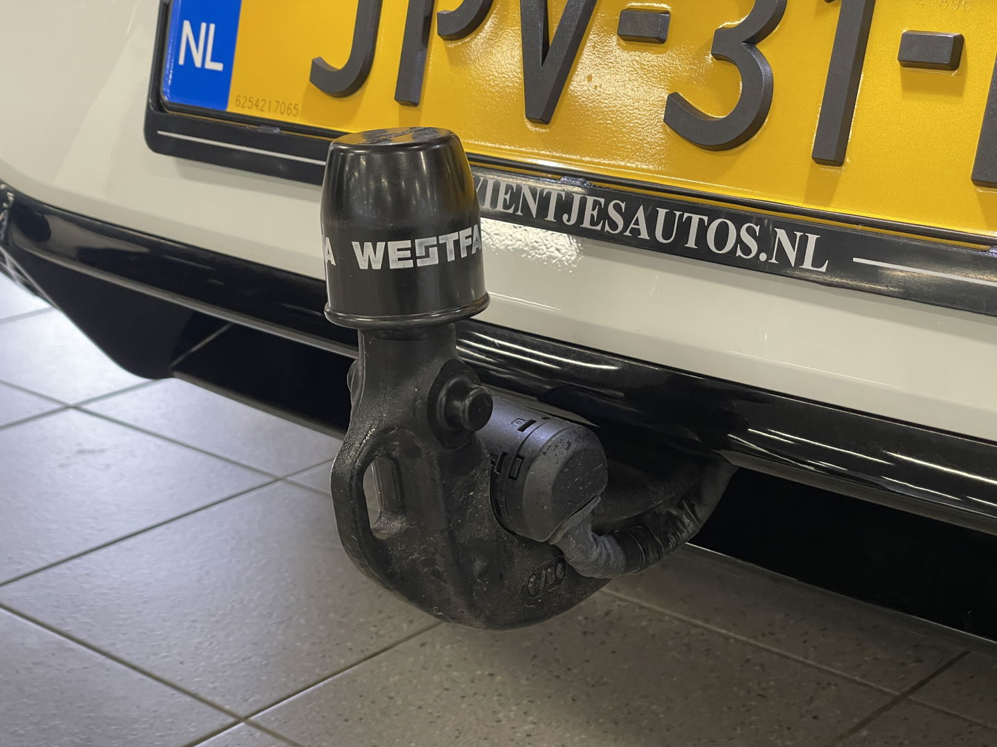 Volkswagen Golf 1.5 eTSI R-Line Edition | Apple Carplay | Stuurverwarming | Head-up-Display | Zwenkhaak | Achteruitrijcamera | Navigatie |