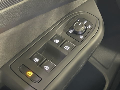 Volkswagen Golf 1.5 eTSI R-Line Edition | Apple Carplay | Stuurverwarming | Head-up-Display | Zwenkhaak | Achteruitrijcamera | Navigatie |