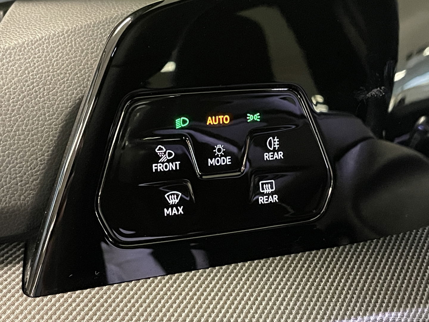 Volkswagen Golf 1.5 eTSI R-Line Edition | Apple Carplay | Stuurverwarming | Head-up-Display | Zwenkhaak | Achteruitrijcamera | Navigatie |