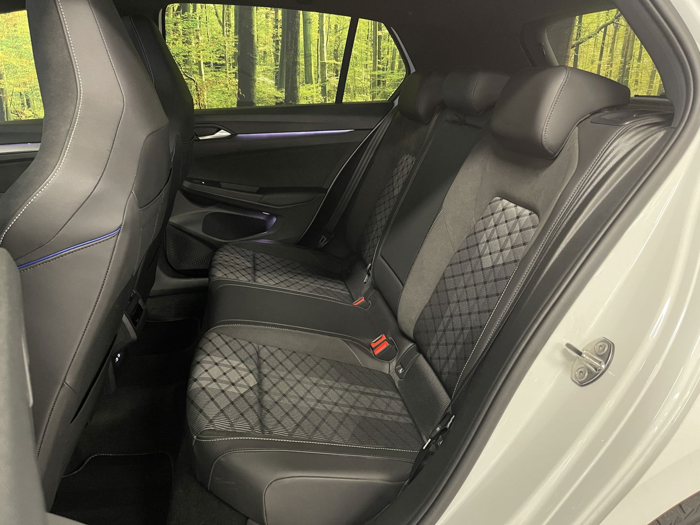 Volkswagen Golf 1.5 eTSI R-Line Edition | Apple Carplay | Stuurverwarming | Head-up-Display | Zwenkhaak | Achteruitrijcamera | Navigatie |