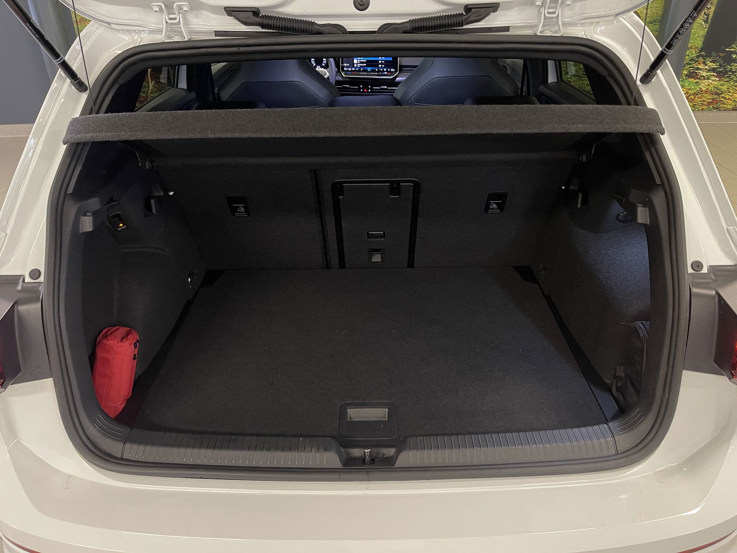 Volkswagen Golf 1.5 eTSI R-Line Edition | Apple Carplay | Stuurverwarming | Head-up-Display | Zwenkhaak | Achteruitrijcamera | Navigatie |