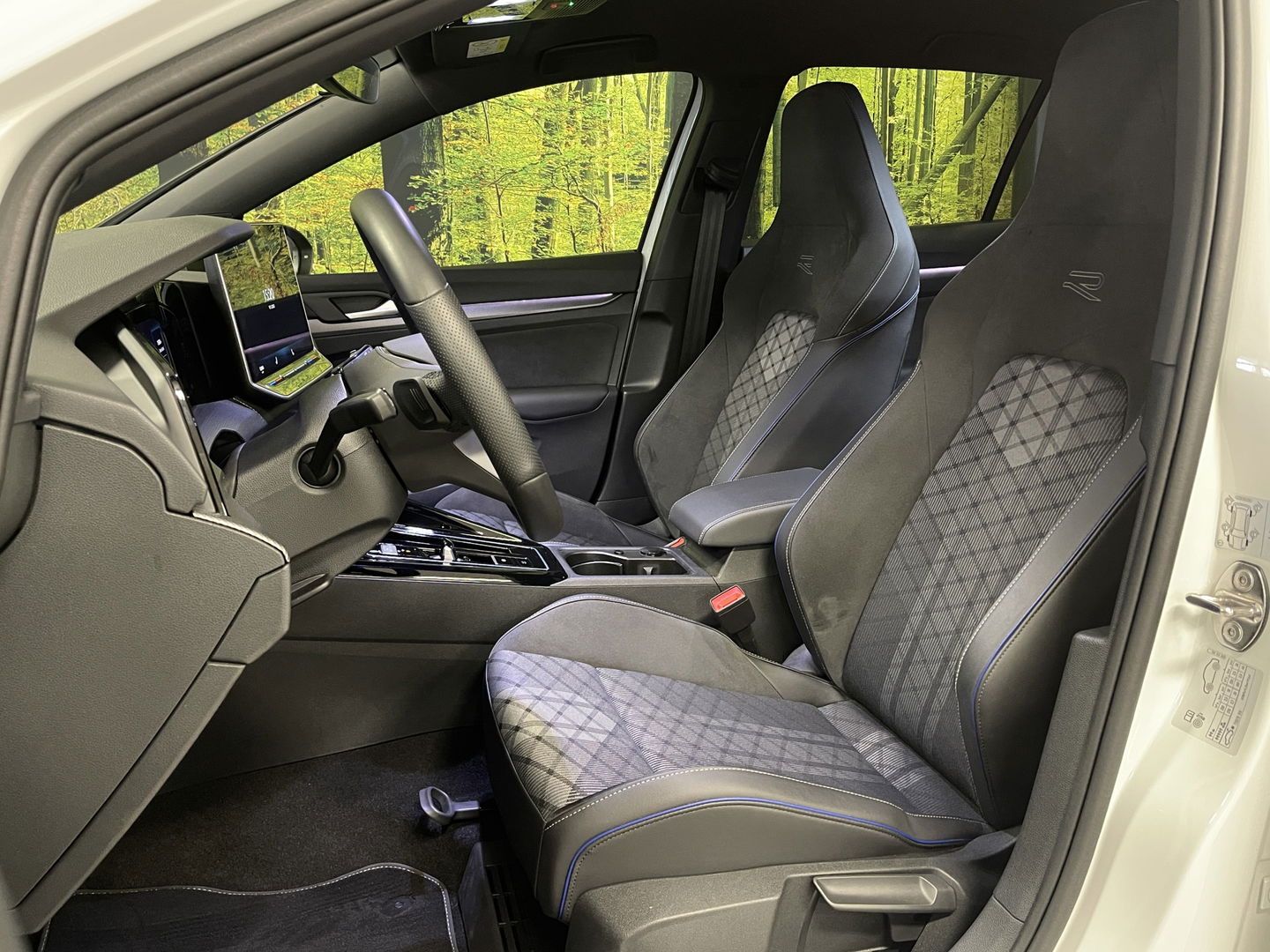 Volkswagen Golf 1.5 eTSI R-Line Edition | Apple Carplay | Stuurverwarming | Head-up-Display | Zwenkhaak | Achteruitrijcamera | Navigatie |