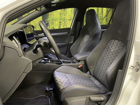 Volkswagen Golf 1.5 eTSI R-Line Edition | Apple Carplay | Stuurverwarming | Head-up-Display | Zwenkhaak | Achteruitrijcamera | Navigatie |