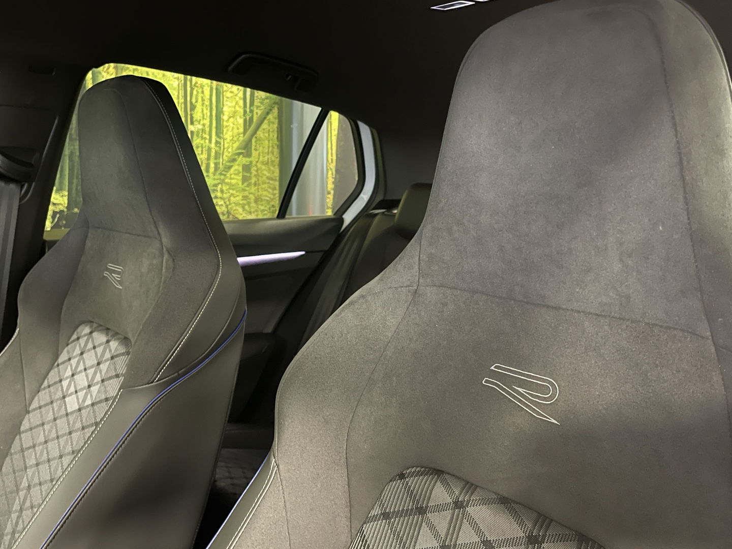 Volkswagen Golf 1.5 eTSI R-Line Edition | Apple Carplay | Stuurverwarming | Head-up-Display | Zwenkhaak | Achteruitrijcamera | Navigatie |