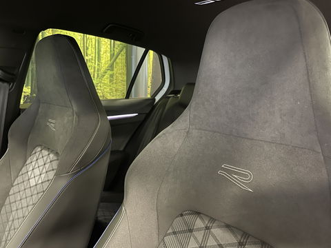 Volkswagen Golf 1.5 eTSI R-Line Edition | Apple Carplay | Stuurverwarming | Head-up-Display | Zwenkhaak | Achteruitrijcamera | Navigatie |