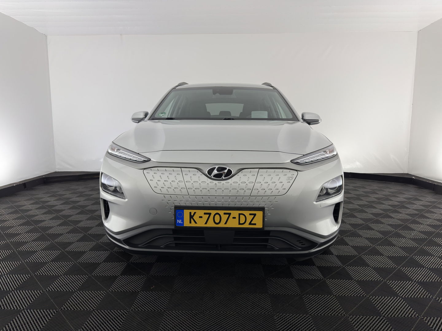 Hyundai KONA EV Fashion 64 kWh (3-Fase) {SOH-100%} (INCL-BTW)  Aut * HEATPUMP | NAVI-FULLMAP | LEATHER-FABRIC | KEYLESS | CAMERA | DAB | ECC | PDC | ADAPTIVE-CRUISE | LANE-ASSIST | HEATED SEATS | PRIVACY-GLASS | HEAD-UP | SHIFT-PADDLES | 17"A
