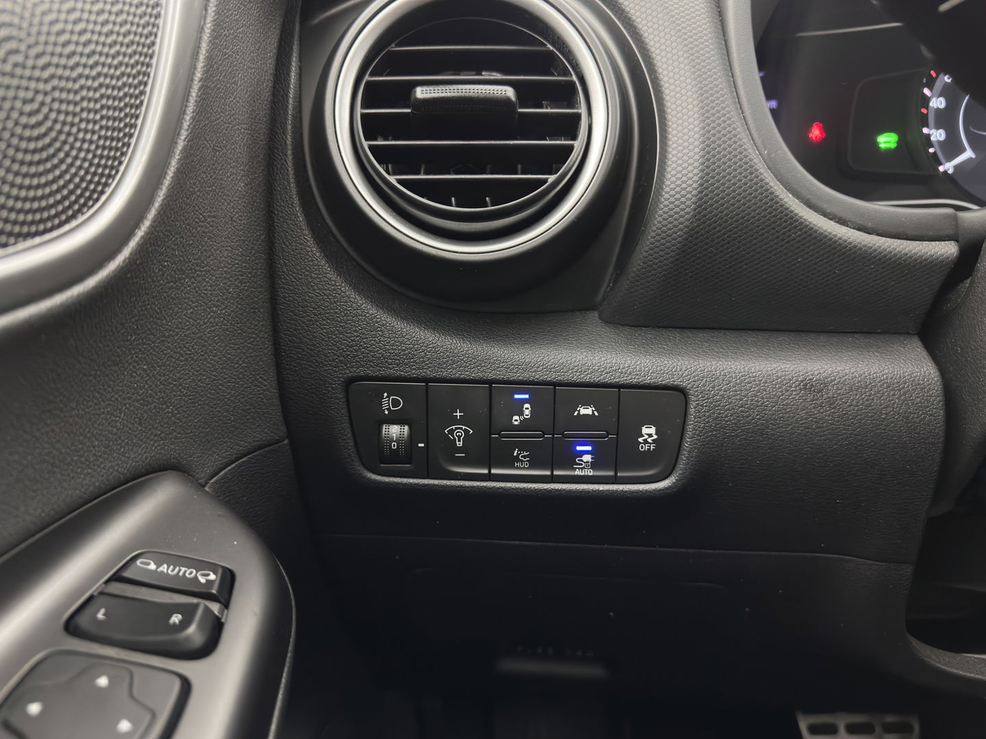 Hyundai KONA EV Fashion 64 kWh (3-Fase) {SOH-100%} (INCL-BTW)  Aut * HEATPUMP | NAVI-FULLMAP | LEATHER-FABRIC | KEYLESS | CAMERA | DAB | ECC | PDC | ADAPTIVE-CRUISE | LANE-ASSIST | HEATED SEATS | PRIVACY-GLASS | HEAD-UP | SHIFT-PADDLES | 17"A