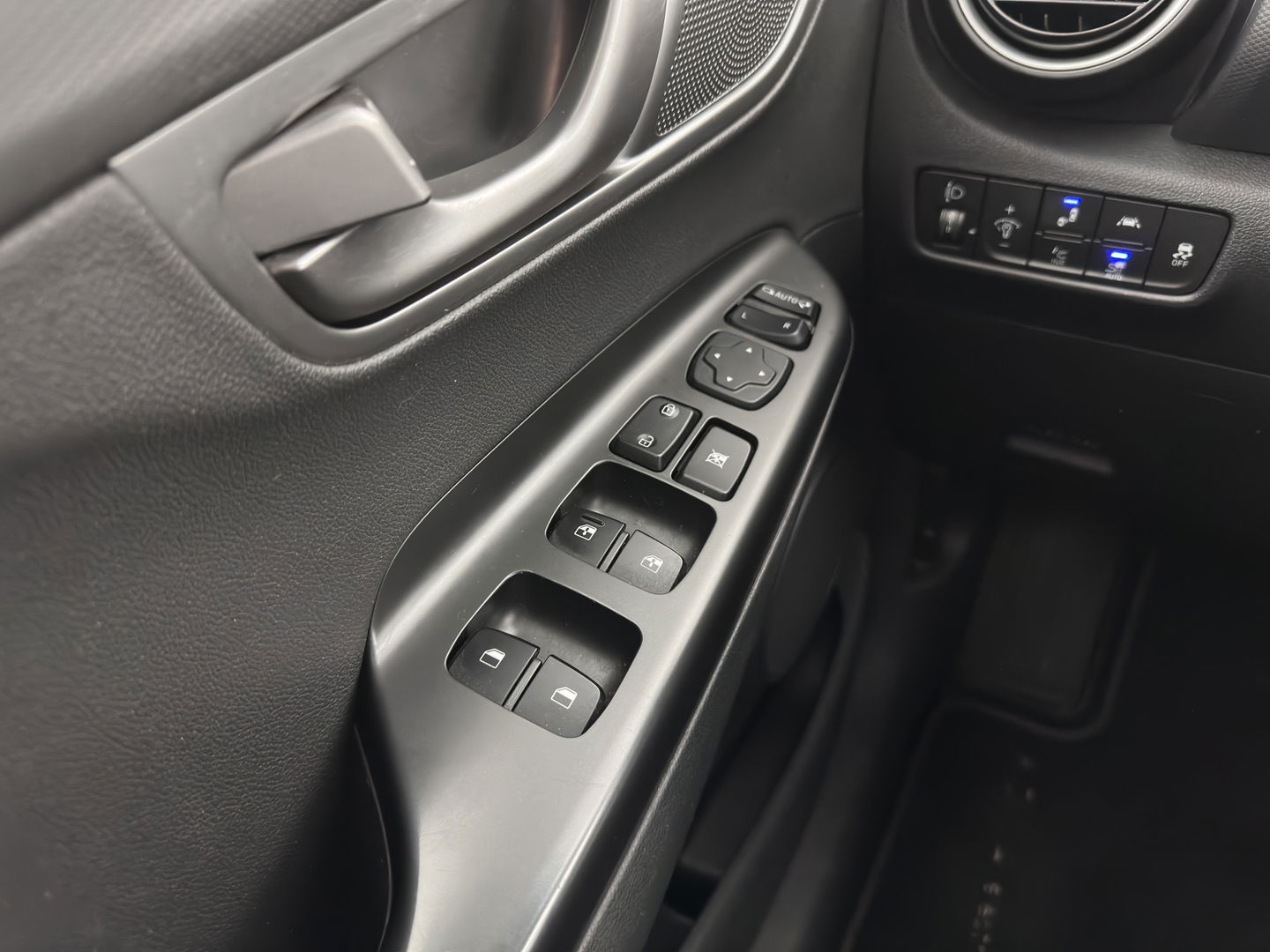 Hyundai KONA EV Fashion 64 kWh (3-Fase) {SOH-100%} (INCL-BTW)  Aut * HEATPUMP | NAVI-FULLMAP | LEATHER-FABRIC | KEYLESS | CAMERA | DAB | ECC | PDC | ADAPTIVE-CRUISE | LANE-ASSIST | HEATED SEATS | PRIVACY-GLASS | HEAD-UP | SHIFT-PADDLES | 17"A