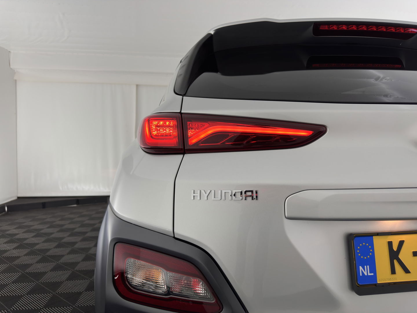 Hyundai KONA EV Fashion 64 kWh (3-Fase) {SOH-100%} (INCL-BTW)  Aut * HEATPUMP | NAVI-FULLMAP | LEATHER-FABRIC | KEYLESS | CAMERA | DAB | ECC | PDC | ADAPTIVE-CRUISE | LANE-ASSIST | HEATED SEATS | PRIVACY-GLASS | HEAD-UP | SHIFT-PADDLES | 17"A