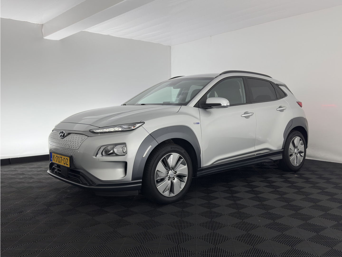 Hyundai KONA EV Fashion 64 kWh (3-Fase) {SOH-100%} (INCL-BTW)  Aut * HEATPUMP | NAVI-FULLMAP | LEATHER-FABRIC | KEYLESS | CAMERA | DAB | ECC | PDC | ADAPTIVE-CRUISE | LANE-ASSIST | HEATED SEATS | PRIVACY-GLASS | HEAD-UP | SHIFT-PADDLES | 17"A
