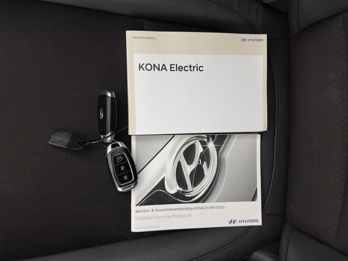 Hyundai KONA EV Fashion 64 kWh (3-Fase) {SOH-100%} (INCL-BTW)  Aut * HEATPUMP | NAVI-FULLMAP | LEATHER-FABRIC | KEYLESS | CAMERA | DAB | ECC | PDC | ADAPTIVE-CRUISE | LANE-ASSIST | HEATED SEATS | PRIVACY-GLASS | HEAD-UP | SHIFT-PADDLES | 17"A