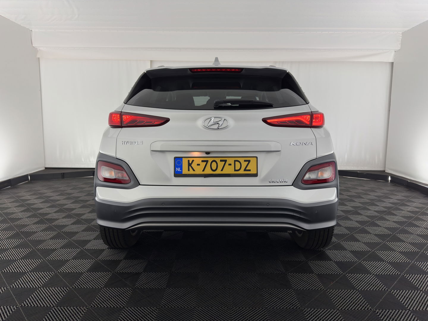 Hyundai KONA EV Fashion 64 kWh (3-Fase) {SOH-100%} (INCL-BTW)  Aut * HEATPUMP | NAVI-FULLMAP | LEATHER-FABRIC | KEYLESS | CAMERA | DAB | ECC | PDC | ADAPTIVE-CRUISE | LANE-ASSIST | HEATED SEATS | PRIVACY-GLASS | HEAD-UP | SHIFT-PADDLES | 17"A