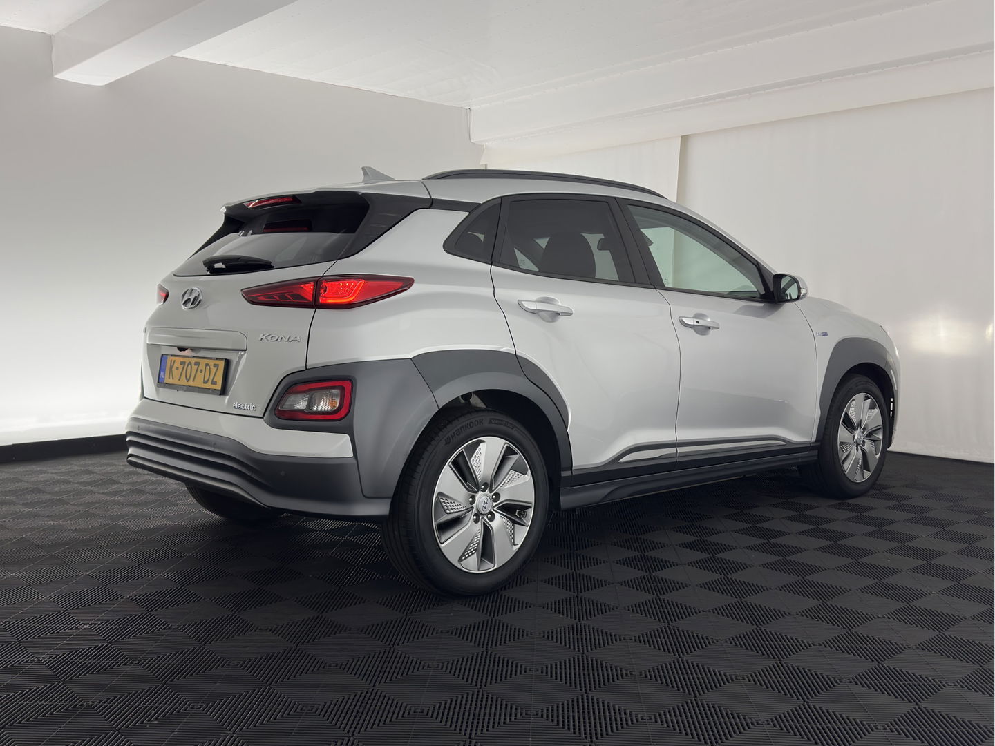 Hyundai KONA EV Fashion 64 kWh (3-Fase) {SOH-100%} (INCL-BTW)  Aut * HEATPUMP | NAVI-FULLMAP | LEATHER-FABRIC | KEYLESS | CAMERA | DAB | ECC | PDC | ADAPTIVE-CRUISE | LANE-ASSIST | HEATED SEATS | PRIVACY-GLASS | HEAD-UP | SHIFT-PADDLES | 17"A