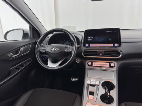 Hyundai KONA EV Fashion 64 kWh (3-Fase) {SOH-100%} (INCL-BTW)  Aut * HEATPUMP | NAVI-FULLMAP | LEATHER-FABRIC | KEYLESS | CAMERA | DAB | ECC | PDC | ADAPTIVE-CRUISE | LANE-ASSIST | HEATED SEATS | PRIVACY-GLASS | HEAD-UP | SHIFT-PADDLES | 17"A