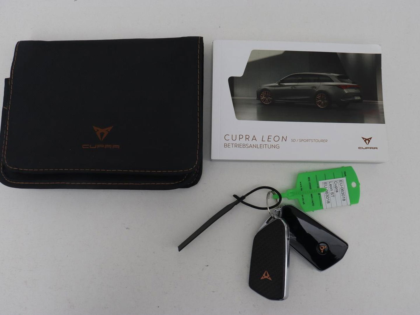 CUPRA Leon 1.4 eHybrid VZ | 245pk | Leder | Stoelverwarming | Camera | Carplay | Memory | Sfeerverlichting | Navigatie | Adaptive cruise | Keyless | Sportstoelen | Full LED | 19'' | PHEV | Plug In