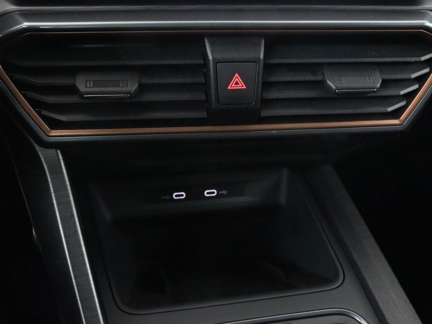 CUPRA Leon 1.4 eHybrid VZ | 245pk | Leder | Stoelverwarming | Camera | Carplay | Memory | Sfeerverlichting | Navigatie | Adaptive cruise | Keyless | Sportstoelen | Full LED | 19'' | PHEV | Plug In