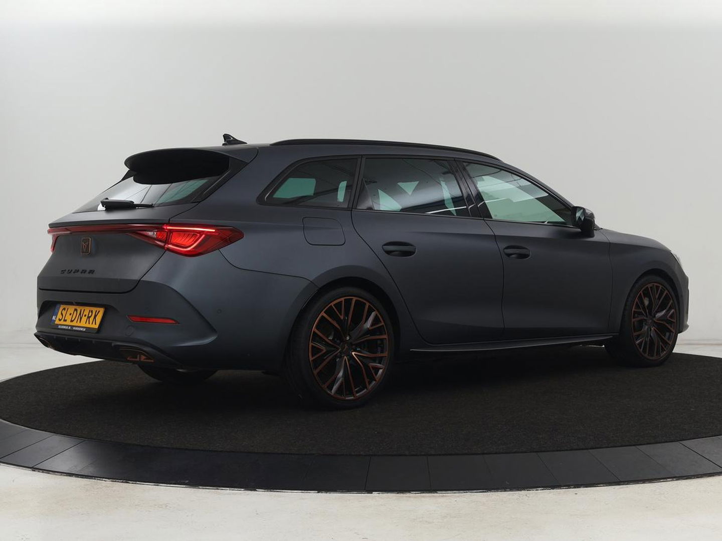 CUPRA Leon 1.4 eHybrid VZ | 245pk | Leder | Stoelverwarming | Camera | Carplay | Memory | Sfeerverlichting | Navigatie | Adaptive cruise | Keyless | Sportstoelen | Full LED | 19'' | PHEV | Plug In