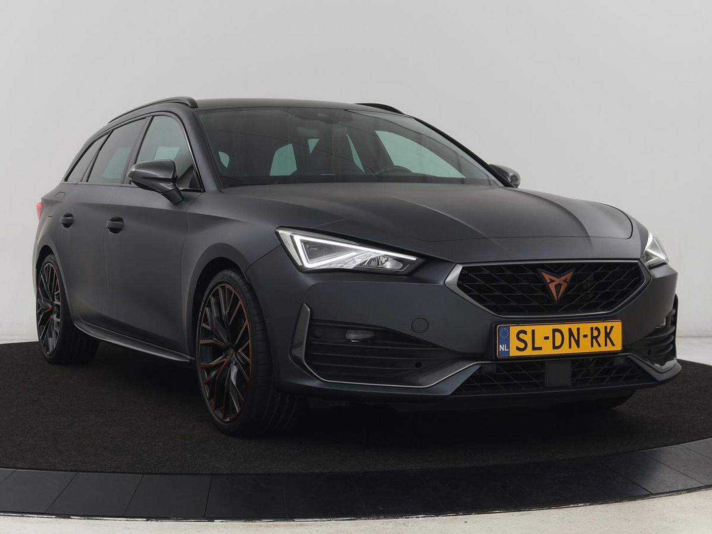 CUPRA Leon 1.4 eHybrid VZ | 245pk | Leder | Stoelverwarming | Camera | Carplay | Memory | Sfeerverlichting | Navigatie | Adaptive cruise | Keyless | Sportstoelen | Full LED | 19'' | PHEV | Plug In