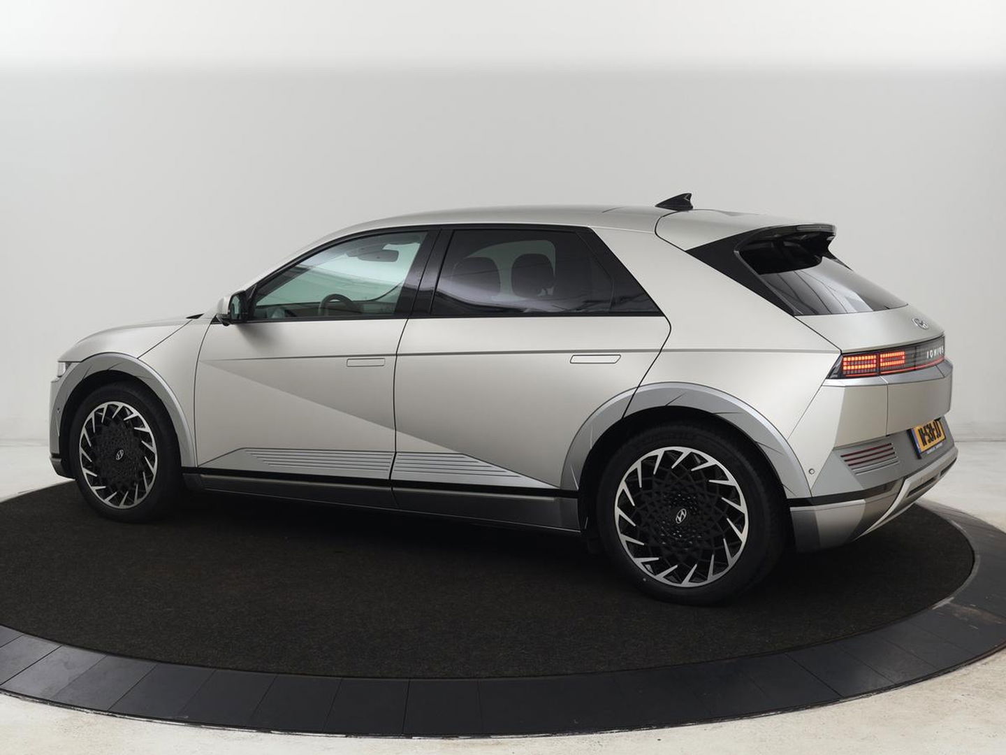 Hyundai IONIQ 5 Lounge 73kWh | Panoramadak | Stoelventilatie | Leder | Head-Up | Warmtepomp | Trekhaak | 360 Camera | Achterbankverwarming | Adaptive cruise | Navigatie | Full LED | Carplay